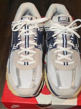 Nike White Navy Cream Vomero 5